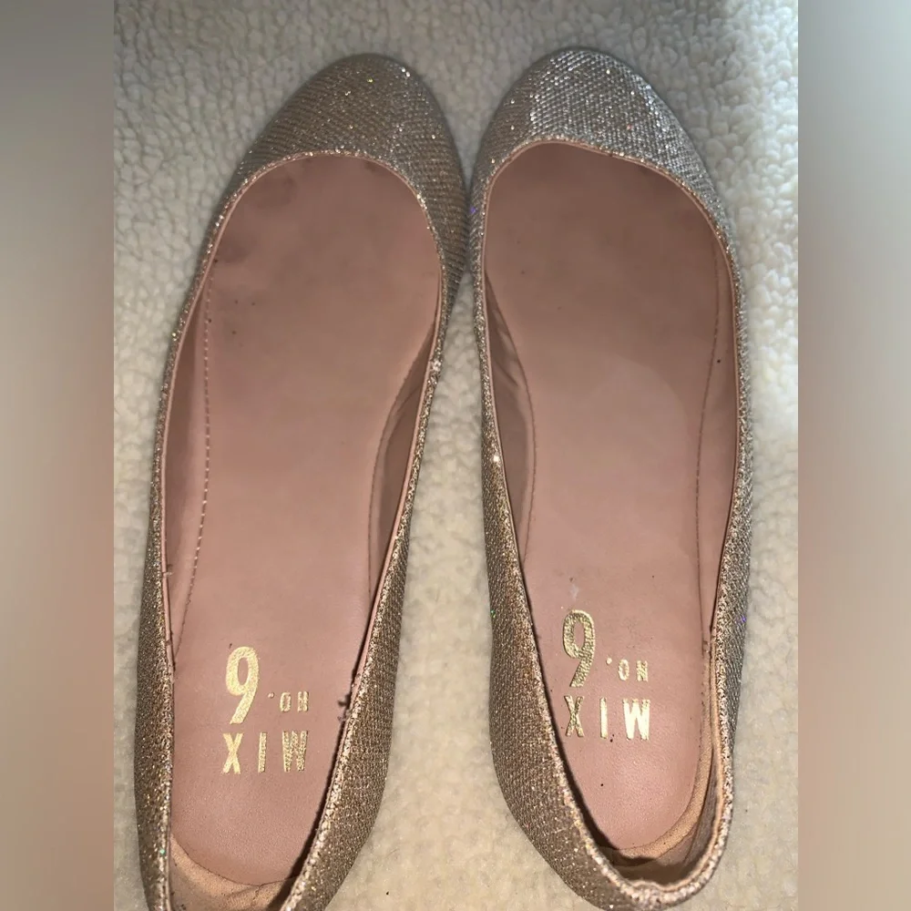 Mix No. 6 gold very sparkly flats size 8. - Picture 13 of 15